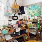 商品が所狭しと並んだのぞみショップ＝三田市中町（提供）
