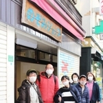 最後の片付けを終え、仲間を見送るメンバー＝三田市中町
