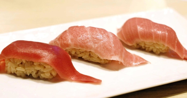 天然本マグロの握りが売り。運が良ければ大間産が入荷されている。（左から）赤身、大トロ、中トロ