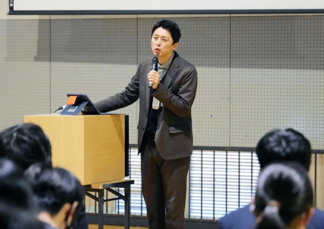 中学生に語りかける気象予報士の蓬莱大介さん＝上野台中学校