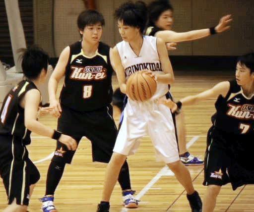 バスケットボールに夢中になっていった中学時代＝母美穂さん提供