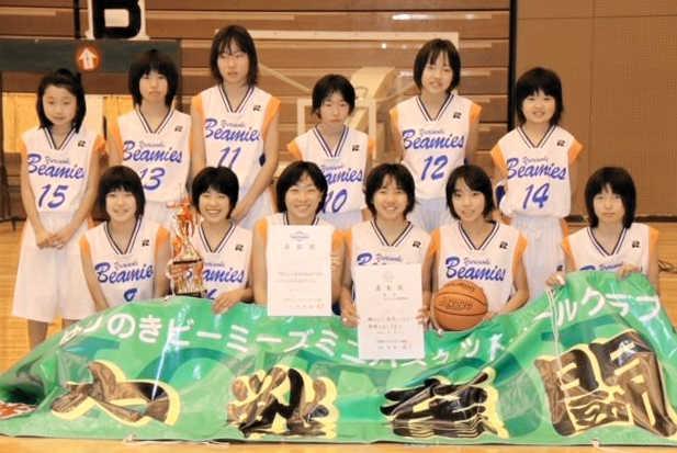 仲間と楽しんだ小学時代の金澤英果さん（前列右から２人目）＝母美穂さん提供