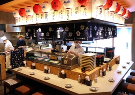 「超速鮮魚（Ｒ）寿司　羽田市場　三田駅前店」のカウンター席＝三田市駅前町