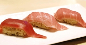 天然本マグロの握りが売り。運が良ければ大間産が入荷されている。（左から）赤身、大トロ、中トロ