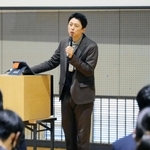 中学生に語りかける気象予報士の蓬莱大介さん＝上野台中学校