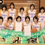 仲間と楽しんだ小学時代の金澤英果さん（前列右から２人目）＝母美穂さん提供