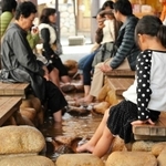 ユニークなＢＧＭが流れる足湯