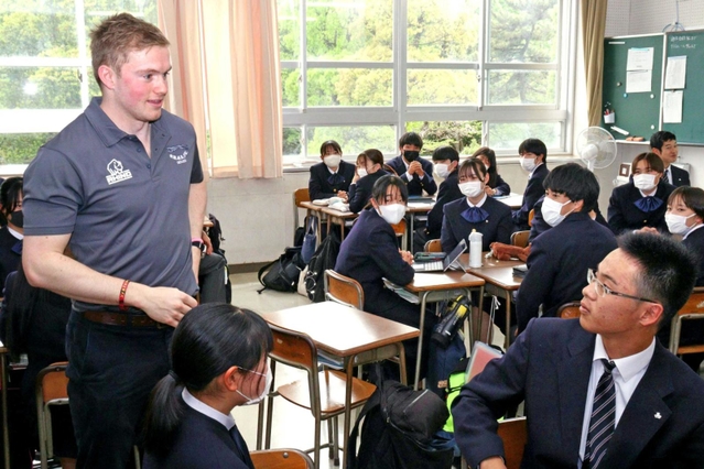 オックスフォード大ラグビー部の選手（左）と英語で話す県立伊丹高校の生徒たち＝県立伊丹高校