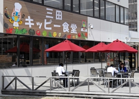 ３月で休店した三田キッピー食堂。デッキスペースは市役所前の広場に面しており、開放的