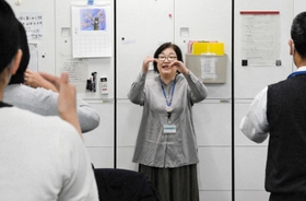 手話で朝礼を行う共生社会部福祉共生室の職員＝三田市役所