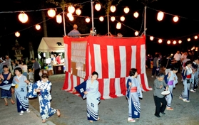 コロナ前の２０１８年、やぐらを囲んで盆踊りを楽しむ住民ら＝御霊神社