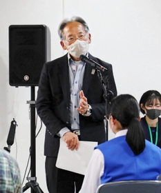 放送部が開いた追悼イベントで話す元教諭の古川次男さん＝三田市弥生が丘１、フローラ８８