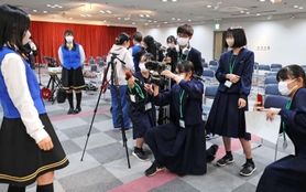 追悼イベントの後、出演者を取材する北摂三田高校放送部の生徒＝三田市弥生が丘１、フローラ８８