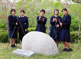「いのちの絆」の石碑を囲む放送部の生徒たち＝三田市狭間が丘１、北摂三田高校
