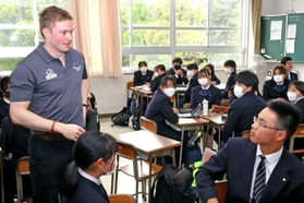 オックスフォード大ラグビー部の選手（左）と英語で話す県立伊丹高校の生徒たち＝県立伊丹高校