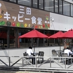 ３月で休店した三田キッピー食堂。デッキスペースは市役所前の広場に面しており、開放的