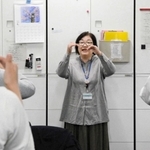 手話で朝礼を行う共生社会部福祉共生室の職員＝三田市役所