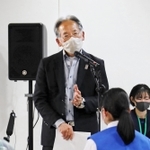 放送部が開いた追悼イベントで話す元教諭の古川次男さん＝三田市弥生が丘１、フローラ８８