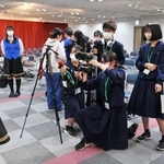 追悼イベントの後、出演者を取材する北摂三田高校放送部の生徒＝三田市弥生が丘１、フローラ８８