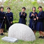 「いのちの絆」の石碑を囲む放送部の生徒たち＝三田市狭間が丘１、北摂三田高校