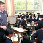 オックスフォード大ラグビー部の選手（左）と英語で話す県立伊丹高校の生徒たち＝県立伊丹高校