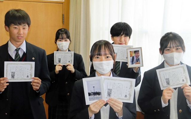 表彰状を持った菅野翔英さん（左端）ら上位５チームのリーダー＝三田西陵高校