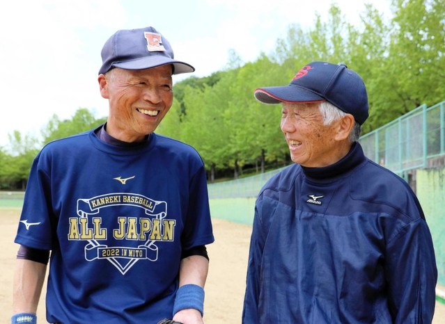 談笑する三田プリンスの長尾研司代表（右）と宮崎義郎監督＝三田市武庫が丘３、三田谷公