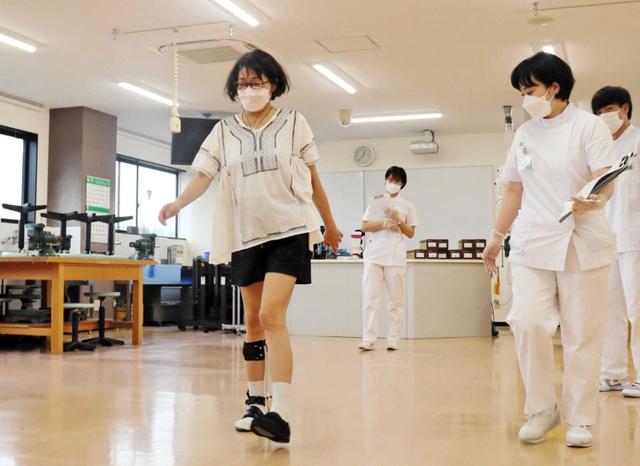 歩きながら装具の効果を確かめる河合美智子さん＝三田市福島