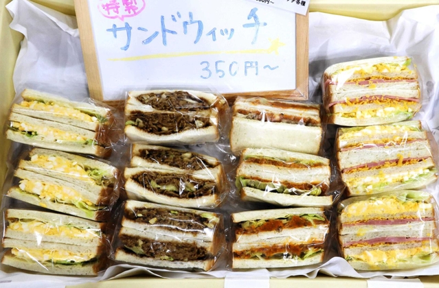 サンドイッチはテイクアウトでも販売＝三田市役所