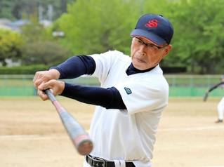 素振りに汗を流す三田プリンスのスラッガー森本繁さん＝三田市武庫が丘３、三田谷公園