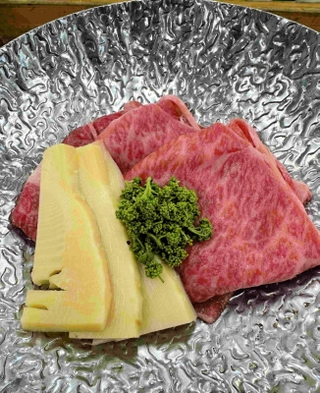 神戸ビーフやタケノコ、有馬山椒をセットにした「山椒鍋」
