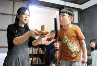 願いを込めてろうそくを吹き消す＝三田市屋敷町