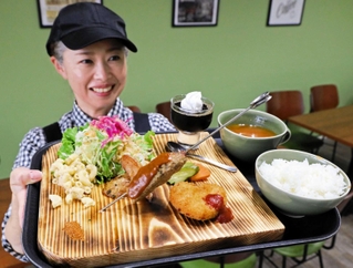 木製の器を使った「本日のランチプレート」。ご飯などの器には三田青磁を使う＝三田市役所