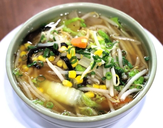 野菜タンメン。メニューには肉タンメンもある＝三田市役所