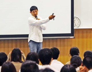 就農の経験を後輩たちに語る石井伸啓さん＝有馬高校