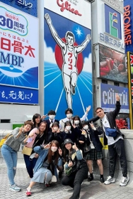 目的地の一つとなるグリコ電光看板前で撮影した生徒の集合写真（提供写真）