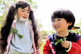ブローチを着けて笑顔を見せる子どもたち＝三田市福島