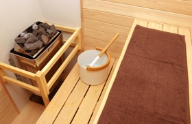 サウナストーンに水をかけると室内に蒸気が広がる。タオルの上で寝そべることもできる＝三田市中町４、Ｒｅ：ＮＯＬＬＡ