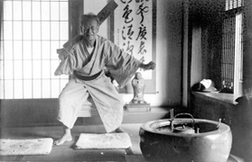 三田市の永澤寺で陽気な一面を見せる牧野富太郎（川崎家提供）