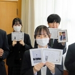 表彰状を持った菅野翔英さん（左端）ら上位５チームのリーダー＝三田西陵高校