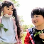 ブローチを着けて笑顔を見せる子どもたち＝三田市福島