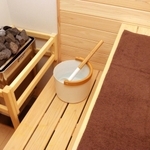 サウナストーンに水をかけると室内に蒸気が広がる。タオルの上で寝そべることもできる＝三田市中町４、Ｒｅ：ＮＯＬＬＡ