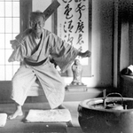 三田市の永澤寺で陽気な一面を見せる牧野富太郎（川崎家提供）