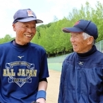 談笑する三田プリンスの長尾研司代表（右）と宮崎義郎監督＝三田市武庫が丘３、三田谷公