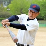素振りに汗を流す三田プリンスのスラッガー森本繁さん＝三田市武庫が丘３、三田谷公園