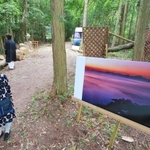 森の中、山木さんの写真など「芸術家族」の作品を楽しめる屋外展示会場＝丹波篠山市今田町木津