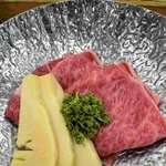 神戸ビーフやタケノコ、有馬山椒をセットにした「山椒鍋」