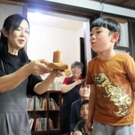 願いを込めてろうそくを吹き消す＝三田市屋敷町