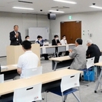 三田市長選の立候補予定者説明会に参加した各陣営の関係者ら＝市役所
