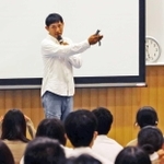 就農の経験を後輩たちに語る石井伸啓さん＝有馬高校